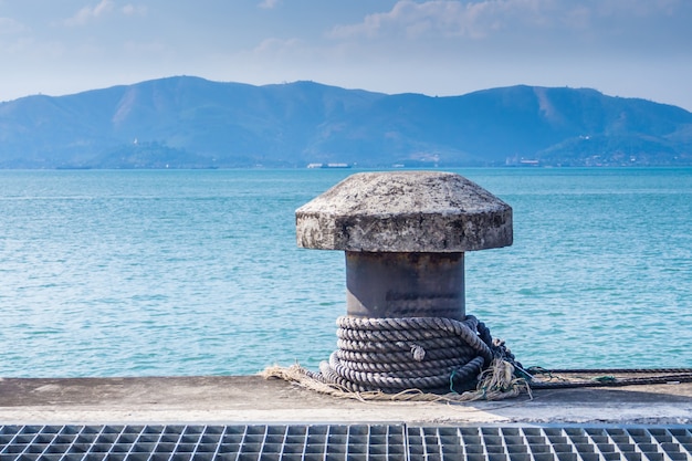 船ロープと海景の背景とセメント係留ボラード プレミアム写真