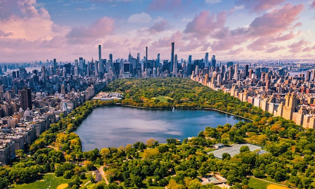 Central park in manhattan, new york, a huge beautiful park surrounded by skyscraper with a pond Free Photo