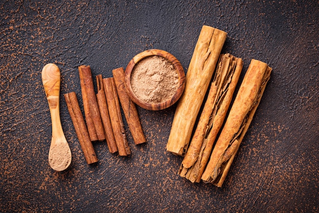 Ceylon cinnamon and cassia, sticks and powder Premium Photo