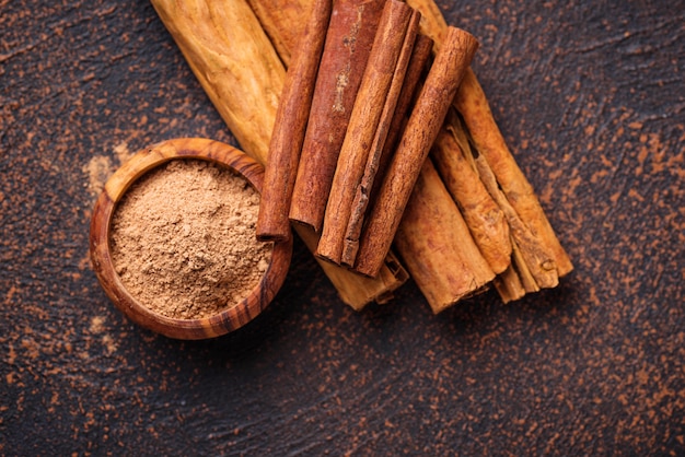 Ceylon cinnamon and cassia, sticks and powder Premium Photo