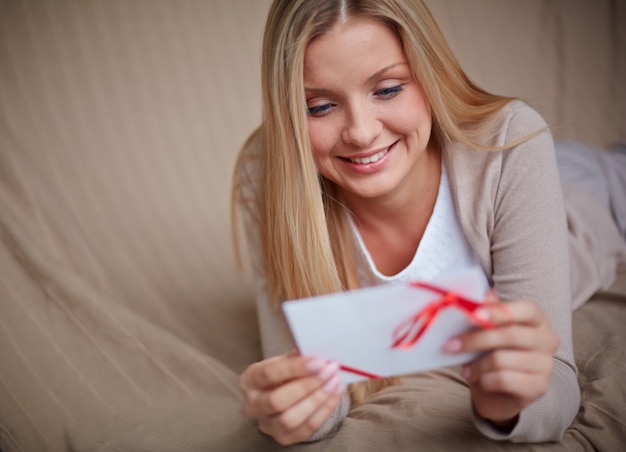 Charming woman reading a love letter | Free Photo