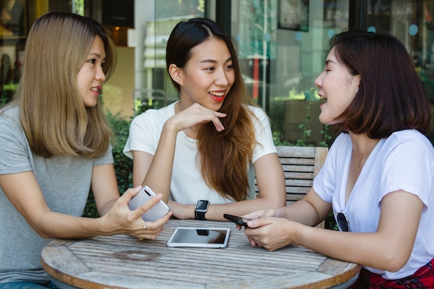 cheerful asian young women sitting cafe drinking coffee with friends talking together 7861 841 - 4 Kelakuan yang Harus Dihindari Pembantu Rumah Tangga
