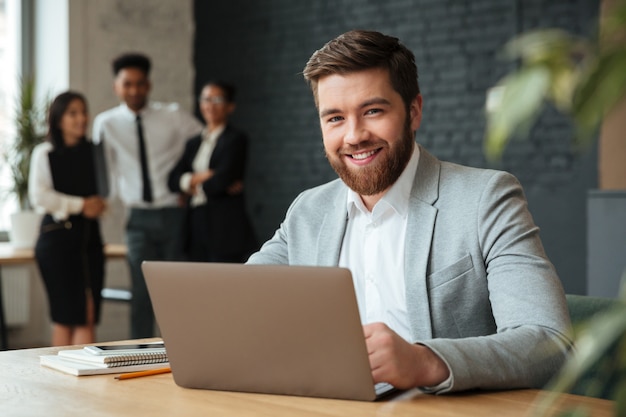 cheerful young caucasian businessman 171337 727 Como calcular as horas trabalhadas para a folha de pagamento?