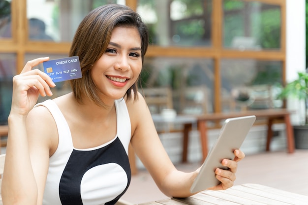 Cheerful young pretty woman used cradit card Free Photo