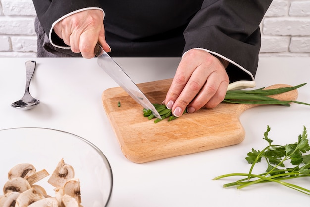 Chef cutting chives | Free Photo