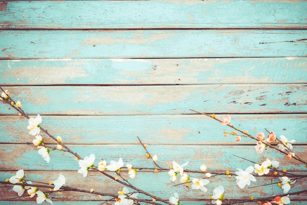 ヴィンテージの木製の背景 ボーダーデザインの桜の花 ビンテージカラートーン 春や夏の背景の概念の花 プレミアム写真
