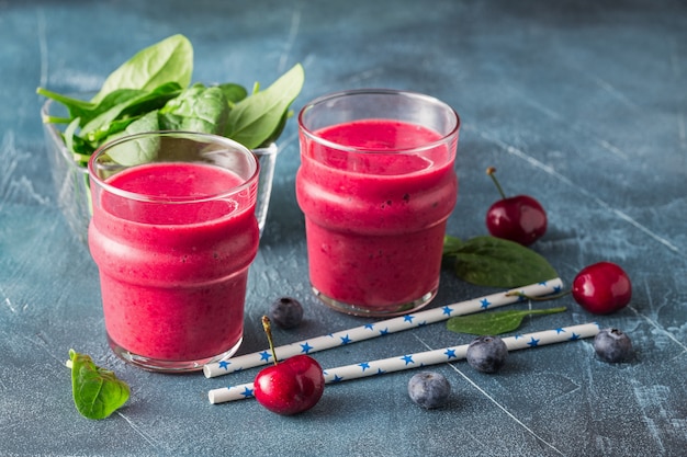 Cherry Spinach Smoothies Premium Photo