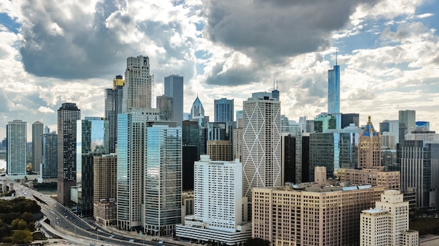 上からシカゴのスカイライン空中ドローンビュー シカゴのダウンタウンの高層ビルとミシガン湖の街並み イリノイ州 米国 プレミアム写真