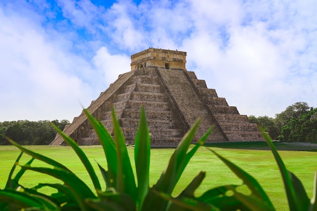 Premium Photo | Chichen itza el templo kukulcan temple