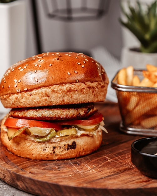 Free Photo | Chicken burger tomato cucumber lettuce cheese side view