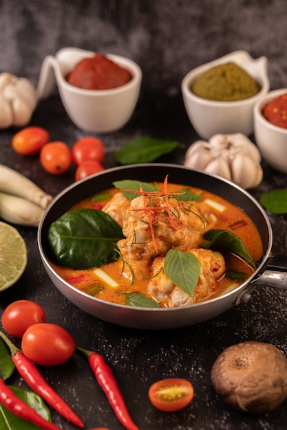 Free Photo Chicken Curry In A Pan With Lemongrass Kaffir Lime Leaves Tomatoes Lemon And Garlic