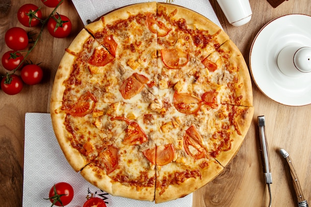 Chicken pizza tomato cheese top view | Free Photo