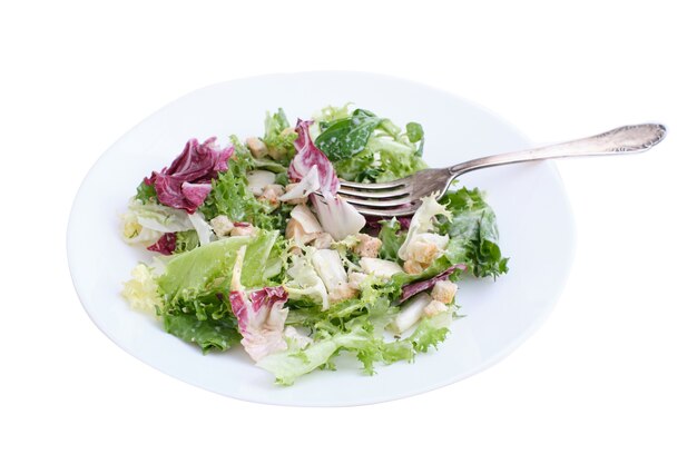 Фото салат цезарь на белом фоне