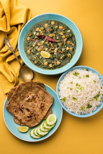 Premium Photo | Chickpea spinach curry or chana masala with palak