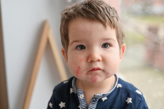 子供は顔を食べて発疹を持っています プレミアム写真