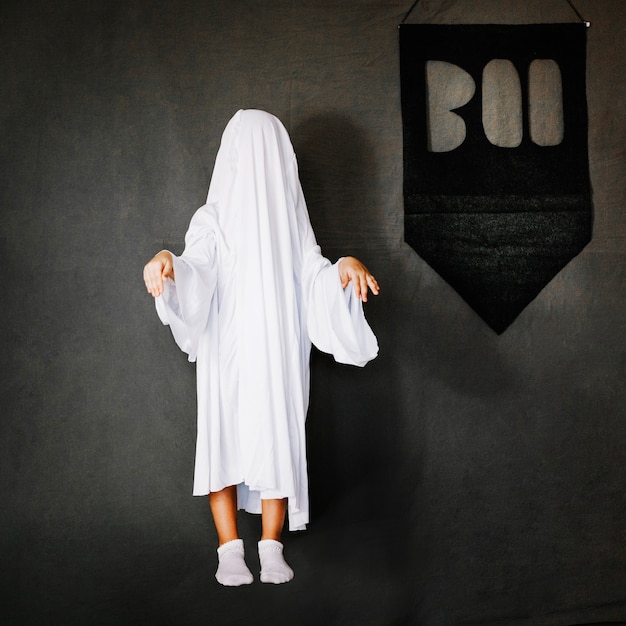 幽霊衣装の子供 無料の写真