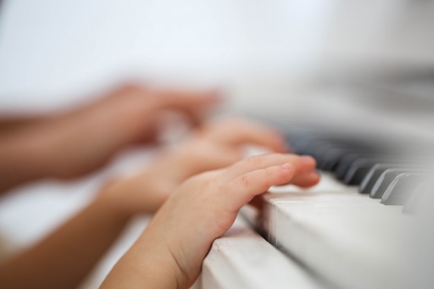 Mãos em Piano Infantil - Freepik