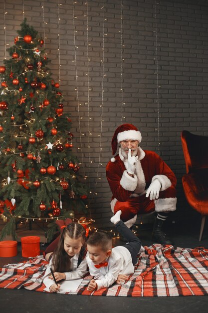 クリスマスのために飾られた家の子供たち サンタさんのメール 無料の写真