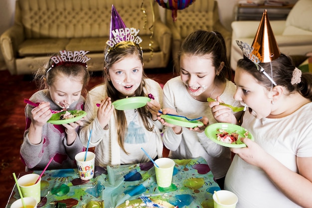 誕生日ケーキを食べる子供 無料の写真