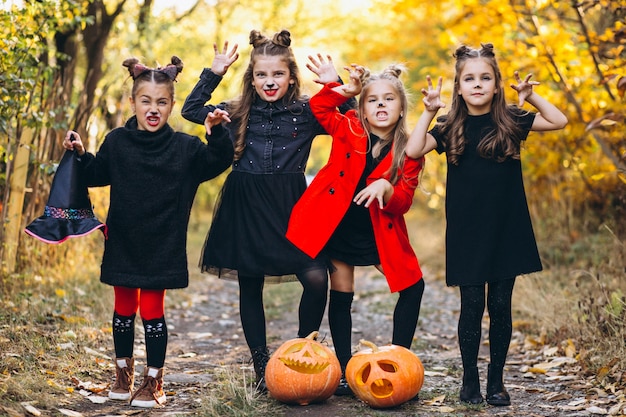 カボチャと屋外のハロウィーンの衣装に身を包んだ子供の女の子 無料の写真