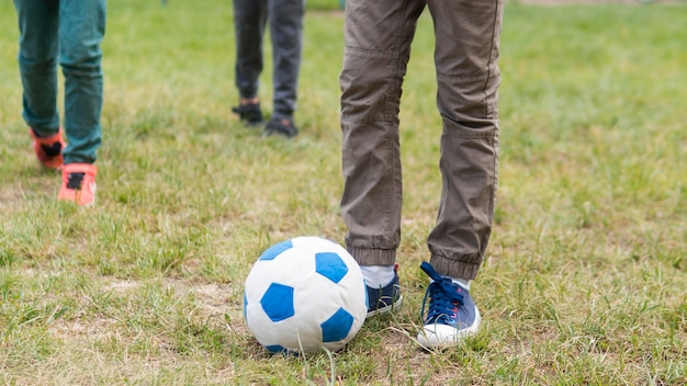 サッカーボールで公園で遊んでいる子供たち 無料の写真