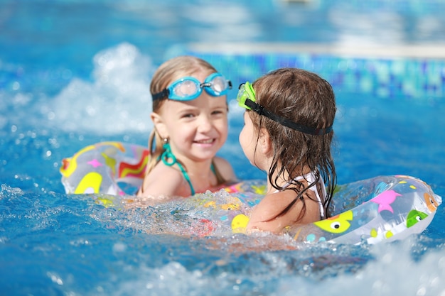 Children Playing In Pool Two Little Girls Having Fun In The Stock Foto