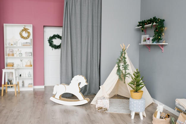 ピンクとグレーのクリスマスの装飾が施された子供部屋 プレミアム写真