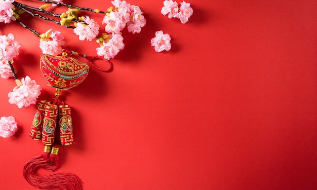 中国の幸運のシンボルと梅の花から作られた中国の旧正月の祭りの装飾 プレミアム写真