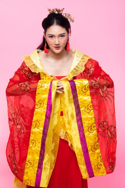中国の伝統的な衣装オペラ女性ピンク プレミアム写真