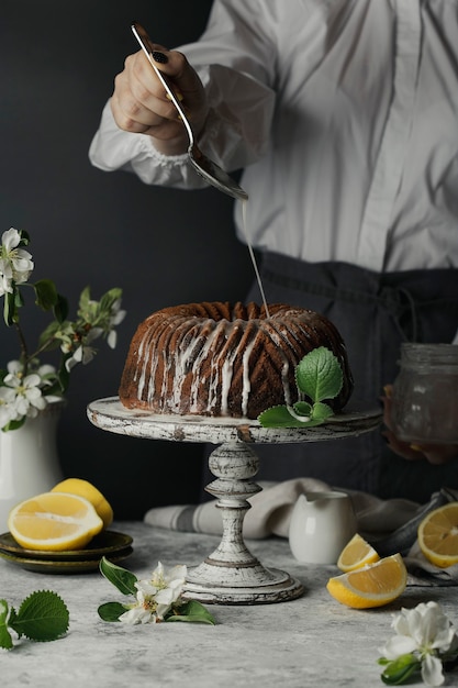 スタンドにチョコレートとカボチャのバントケーキとレモンの皮 プレミアム写真