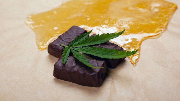 大麻ワックス お菓子のマリファナからのレクリエーション薬のチョコレート菓子 プレミアム写真