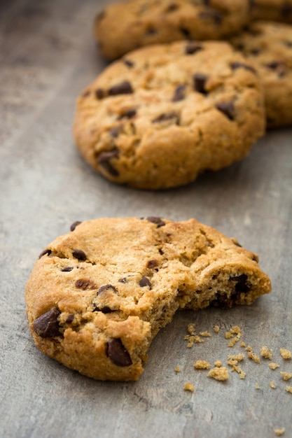 Premium Photo | Chocolate chip cookies on wooden table table