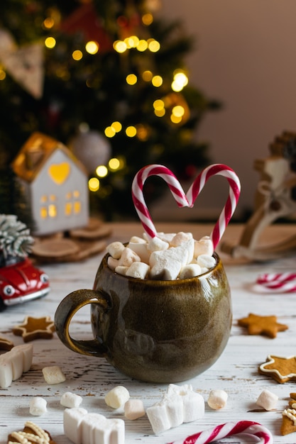 クリスマスの冬の飲み物 マシュマロとキャンディー杖とココアホットチョコレート プレミアム写真