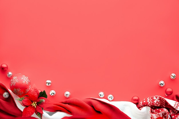クリスマスの背景 フラットは コーラルの赤い背景 コピースペースに白と赤の装飾で横たわっていた スカーフ ディスコボール つまらないもの プレミアム写真