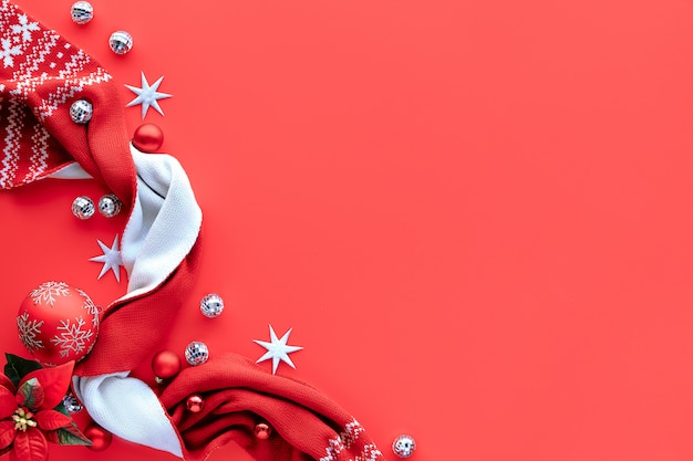 クリスマスの背景 フラットはコーラルの赤の背景に白と赤の装飾で横たわっていた テキストのための場所 スカーフ ディスコボール つまらないもの プレミアム写真