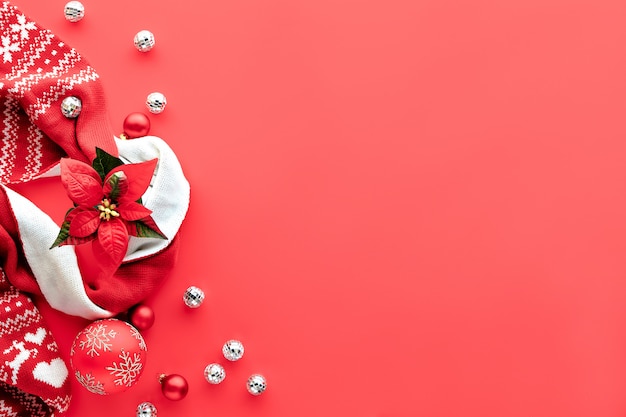 クリスマスの背景 フラットはコーラルの赤い背景 テキスト領域に白と赤の装飾で横たわっていた スカーフ ディスコボール 大きな華やかな安物の宝石 プレミアム写真