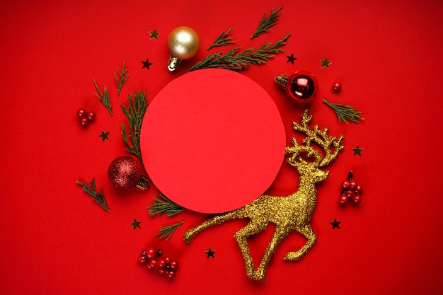 クリスマスの組成物。赤のクリスマスの金と赤の装飾。 copyspace。 | プレミアム写真