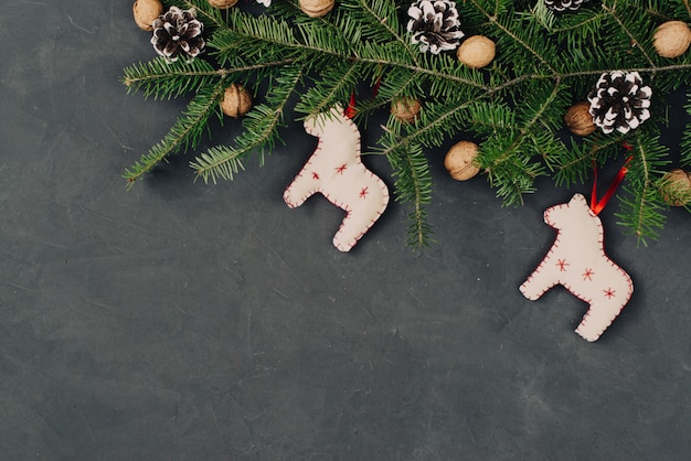 クリスマスの暗い休日の背景 手作りおもちゃの馬 トウヒの枝 松ぼっくりと組成で設定自然装飾 プレミアム写真
