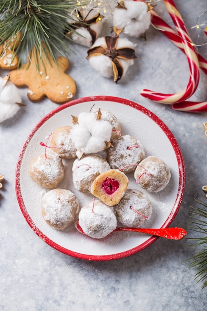 クリスマスデザートテーブルの甘いお菓子 チェリーとビスケットのボール ロリポップまたはケーキポップ 正月飾りとアップルサイダーの飲み物 幸せなホリデーコンセプト プレミアム写真