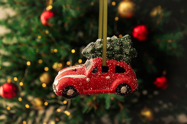新年のツリーの赤いクリスマスグッズ車 クリスマスの組成物 プレミアム写真