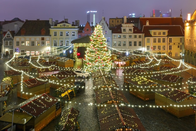 エストニア タリンの市庁舎広場のクリスマスツリーとクリスマスマーケット プレミアム写真