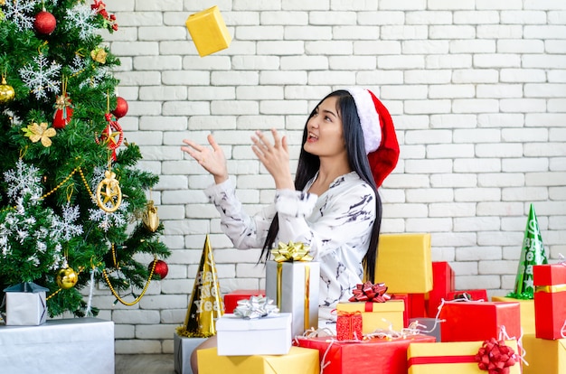 Christmas women enjoy with christmas gift box Premium Photo