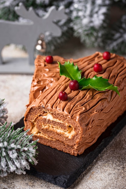 Premium Photo | Christmas yule log cake. traditional chocolate dessert