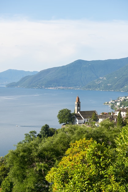 Chiesa A Ronco Sopra Ascona Sul Lago Maggiore Alpino Con La Montagna Foto Gratis