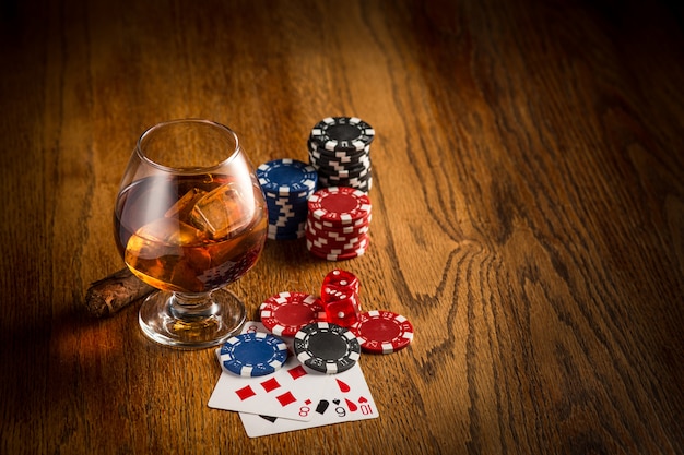 cigar-chips-gamblings-drink-playing-cards_155003-8070.jpg (626×417)