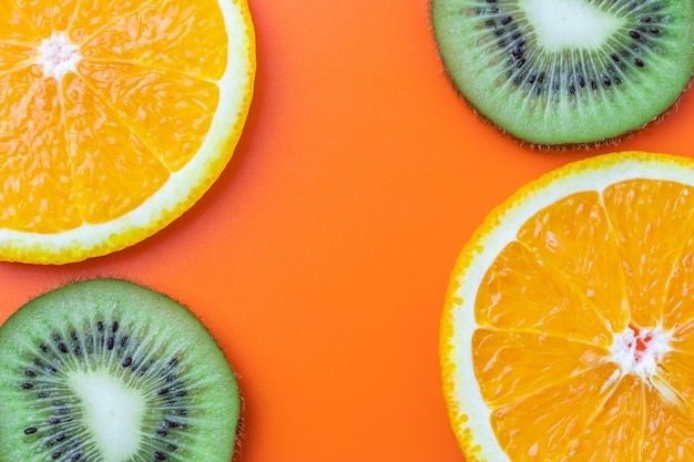 柑橘類の背景 スライスしたオレンジとキウイ トロピカルフルーツのパターン 壁紙 プレミアム写真