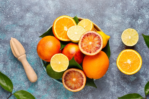 柑橘類 新鮮な柑橘系フルーツ レモン オレンジ ライム ブラッドオレンジ 新鮮でカラフルなトップビュー 無料の写真