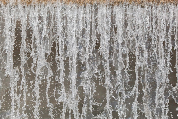 夏の日の市川の滝の大きなカスケード壁のクローズアップ 落下する水の流れと下部の水泡の側面図 プレミアム写真