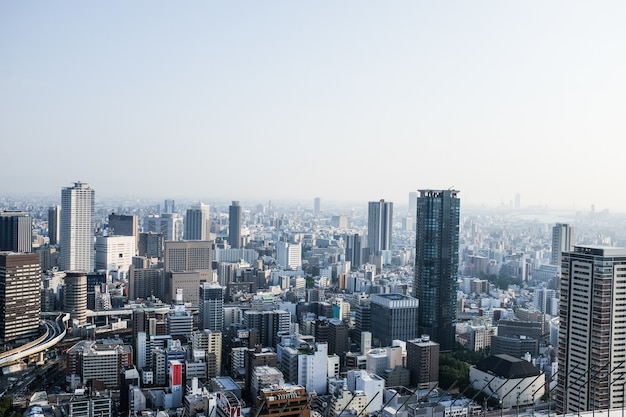 日本の昼間は高層ビルに覆われた大阪の街並み 壁紙に最適 無料の写真