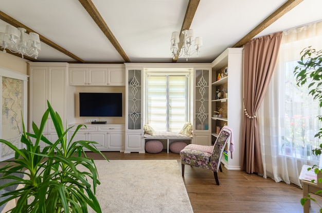 堅木張りの床と大きな窓のあるクラシックな茶色と白のリビングルームのインテリア プレミアム写真
